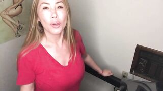 Gorgeous Kianna takes her tits out on the treadmill
