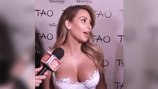 Kim Kardashian: Cleavage at an rewards show