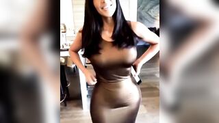 Kim Kardashian: Tiny waist
