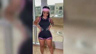 SHE THROWIN THAT AZZ - Ari Fletcher