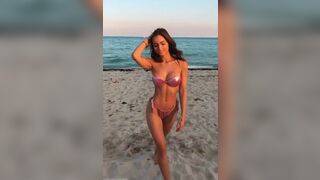 You're at the beach and you see AnnaLouise ... - Good Looking Women