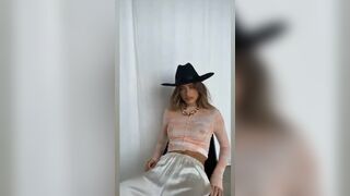 Saskia Jenkins- just chilling - Good Looking Women