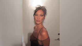 queen - Bella Hadid