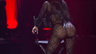 Hip Hop: Nicki Giving the Crowd a Show