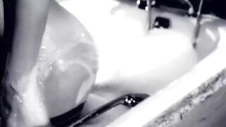 Heidi Klum - Naked in the Bathroom