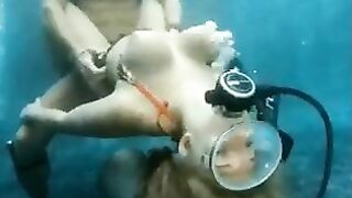 Underwater bounce - Huge Boobs