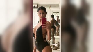 Poonam Pandey: Showing off these curves