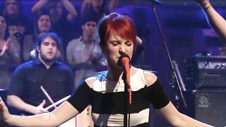 Celebrities: Hayley Williams Jiggling Her Breasts