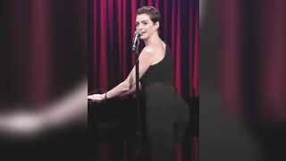 Anne Hathaway shaking her ass - Celebs