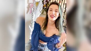 Celebrities: Bella Thorne can't live without to show off