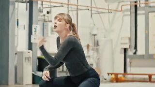 Celebrities: Taylor Swift doing motion enslave