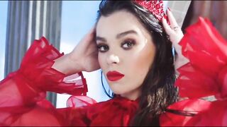 Celebrities: Hailee Steinfeld shaking her ass in slow motion. She's begging for anal