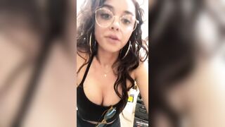sarah hyland - awesome cleavage