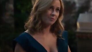 Celebrities: Jenna Fischer Generously Displaying her Fascinating Cleavage on ABC's 