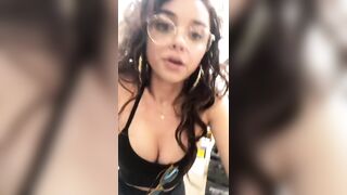 Sarah Hyland showing off her sexy cleavage - Celebs
