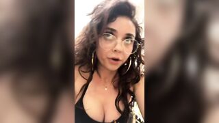 Celebrities: Sarah Hyland showing off her sexy cleavage