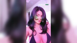 Celebrities: Kylie Jenner's breasts dripping without her brassiere
