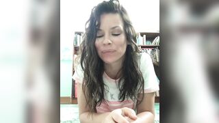 Celebrities: I desire to eat Evangeline Lilly's ass during the time that she's casually reading a book