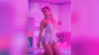 Sexiest cuts of Ariana Grande from "7 rings" - Celebs