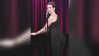 anne Hathaway shaking her charming mommy arse
