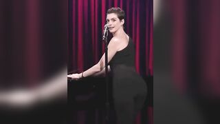 Celebrities: Anne Hathaway shaking her adorable mom ass