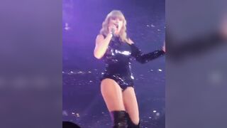 Taylor Swift offering her ass to the audience. - Celebs