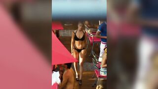 Celebrities: Margot Robbie's body wearing a bikini is on fire