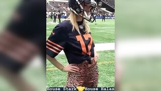Celebrities: Sophie Turner looking excellent at a football game