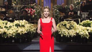 Celebrities: Scarlett Johansson looking beautiful hosting SNL.