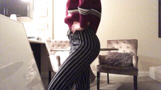 Celebrities: Jennette McCurdy trying on garments shaking her ass