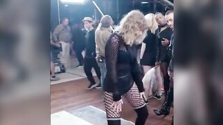 Celebrities: Taylor Swift's cute awkward dance receives me so hard!