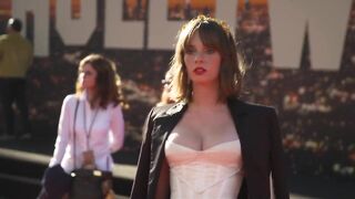 Celebrities: Maya Hawke - Outstanding cleavage at Hollywood premiere