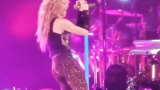Celebrities: Shakira shaking her ass is actually smth else...