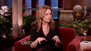 Mommy Jenna Fischer telling you it's time to breastfeed - Celebs