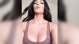 Celebrities: Kim Kardashian Breasts