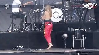 tove Lo is a feminine goddess who is demanding that we cum for her