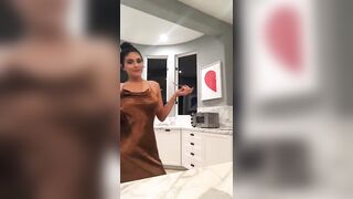 Celebrities: When Kylie sees camera, Kylie shows butt!