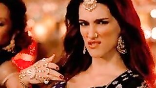 Kriti sanon hot expression. Her face is so hot in this INDIAN attire. - Celebs