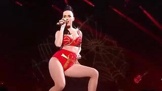 Celebrities: Katy Perry showing off her thick body