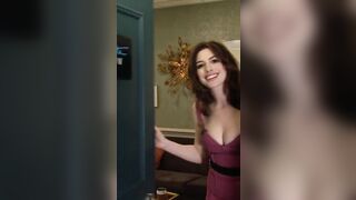 Anne Hathaway would be the perfect lonely MILF neighbor that you find a tiny excuse to knock her door...and she opens it like this. - Celebs