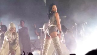 Rihanna knows how to tease - Celebs