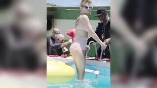 Taylor Swift getting out of a pool - Celebs