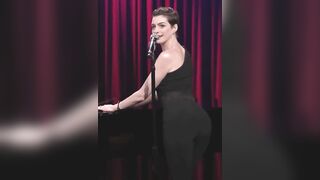 Anne Hathaway's round booty - Celebs