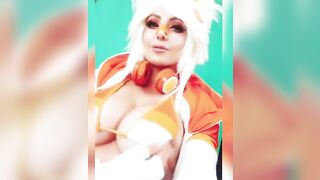 Jessica Nigri: Jessica Nigri jiggles 'em for us